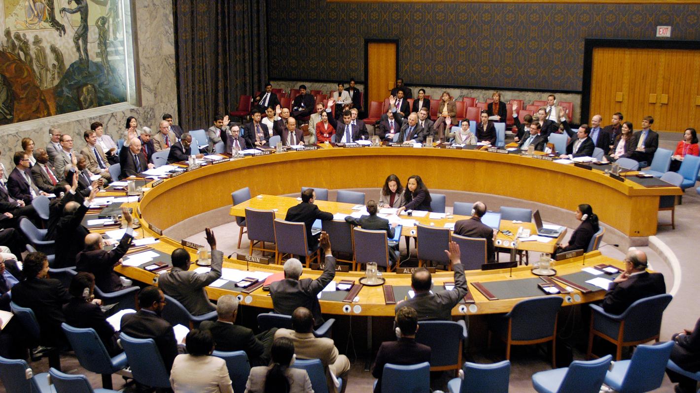  Wide view of the Security Council unanimously voting for resolution 1542 (2004)