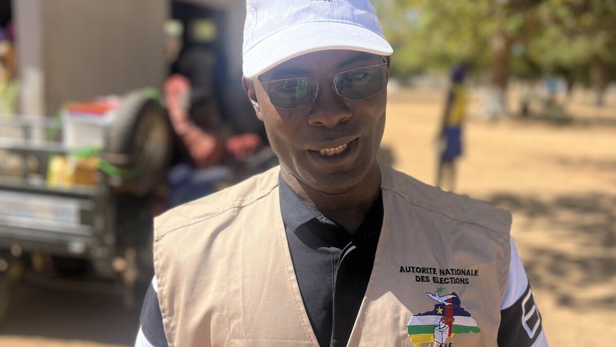 Un représentant de l’Autorité Nationale des Élections est photographié.